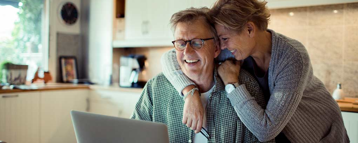 Mand og kvinde kigger på en computer